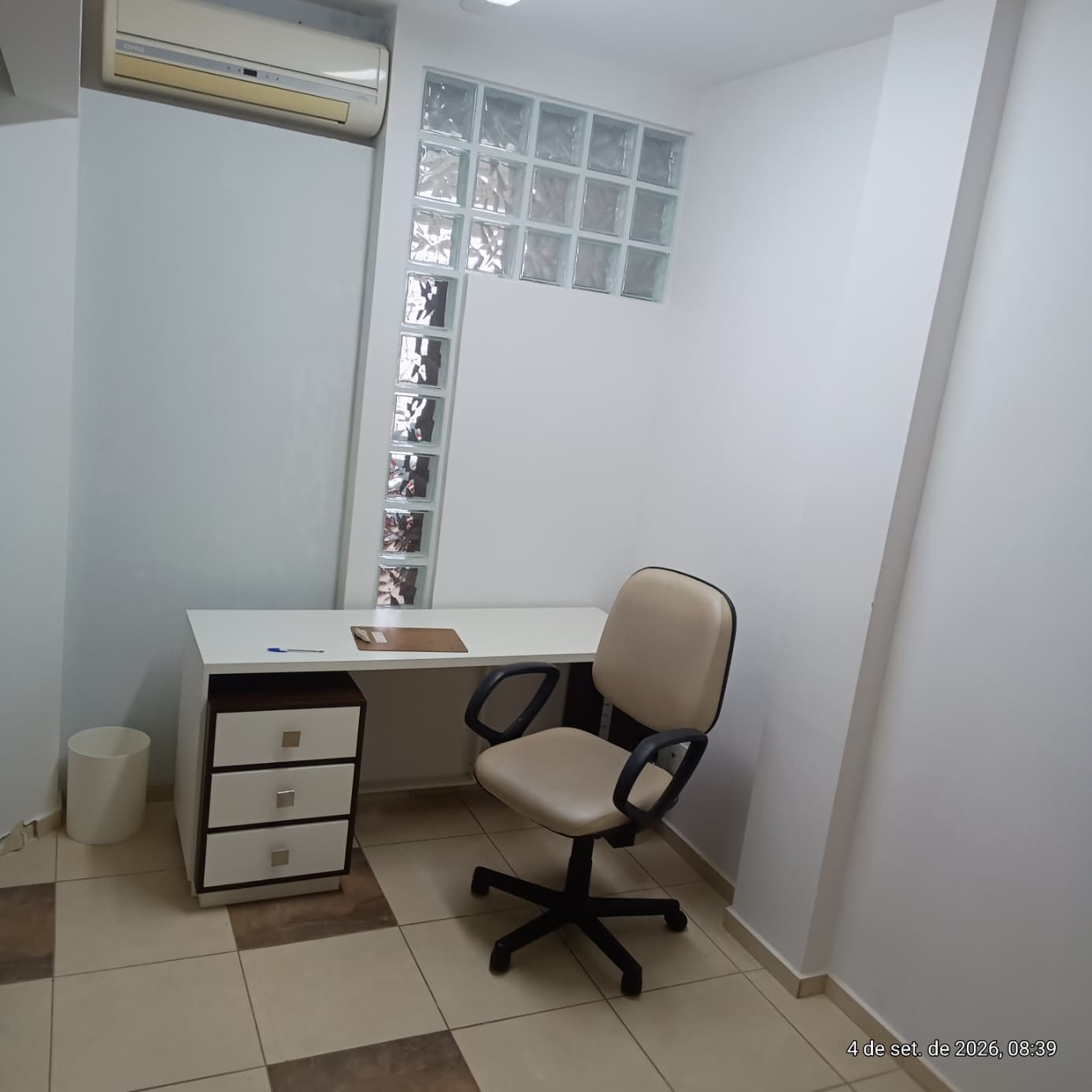 Sala 3 — escrivaninha e cadeira